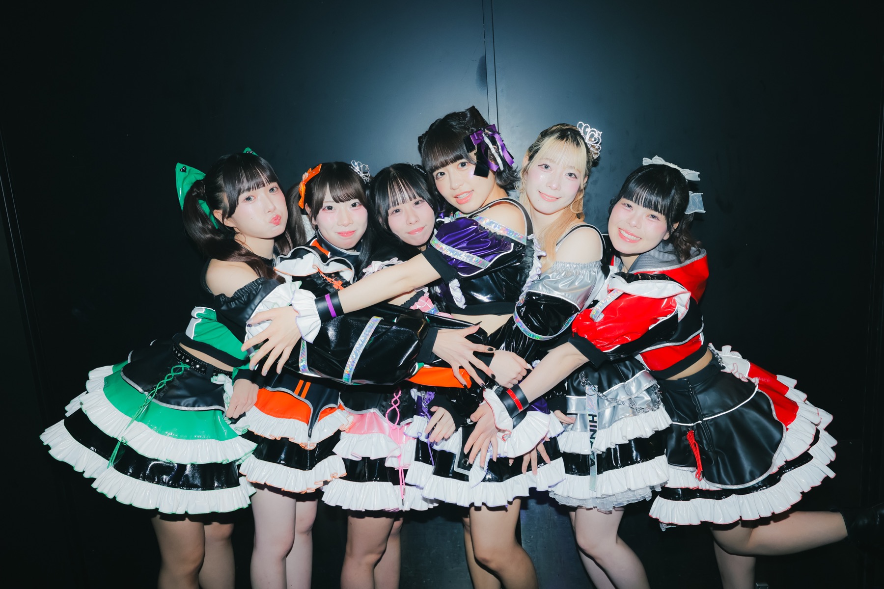 ステージ直前、肩を寄せ合うHIRAETH.Tokyoのメンバー