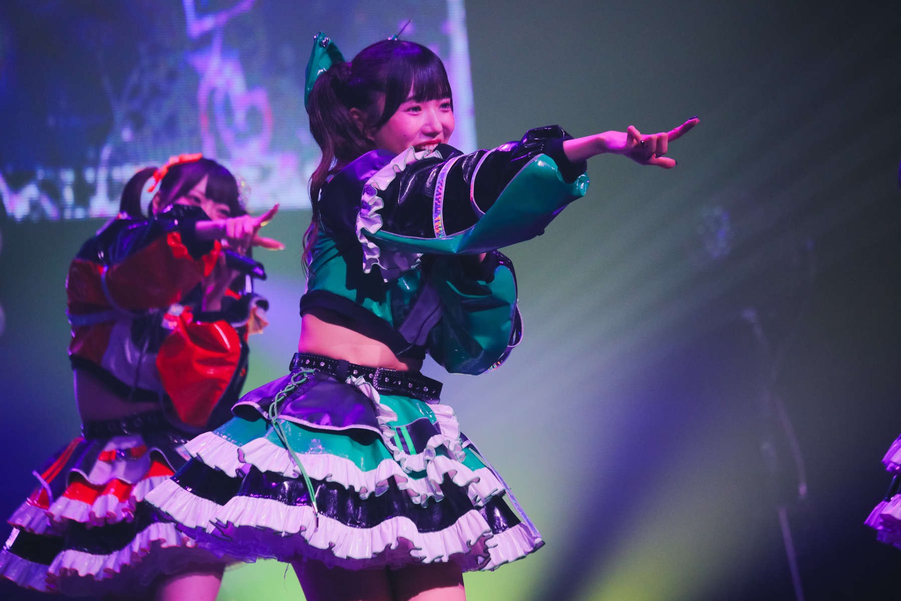 ライブ中に客席へ手を伸ばすHIRAETH.Tokyoのメンバー