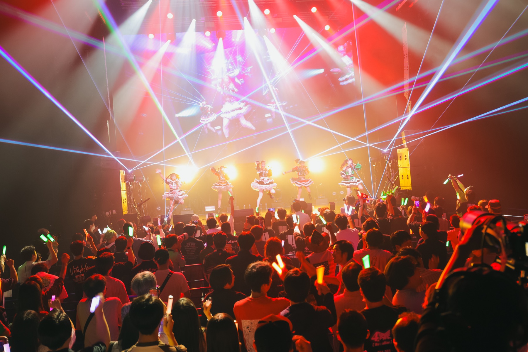 レーザーと歓声に包まれたHIRAETH.Tokyoのライブ